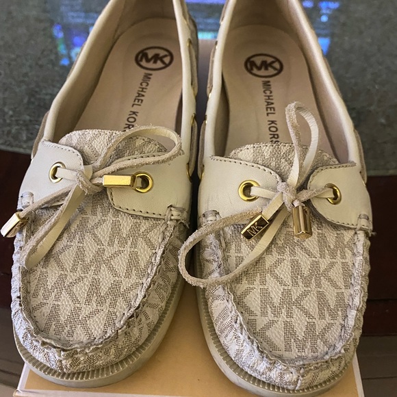 Michael Kors | MK signature | boat-slip on shoes | size 7 | cream - Picture 5 of 6